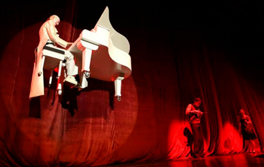 flying-piano-show